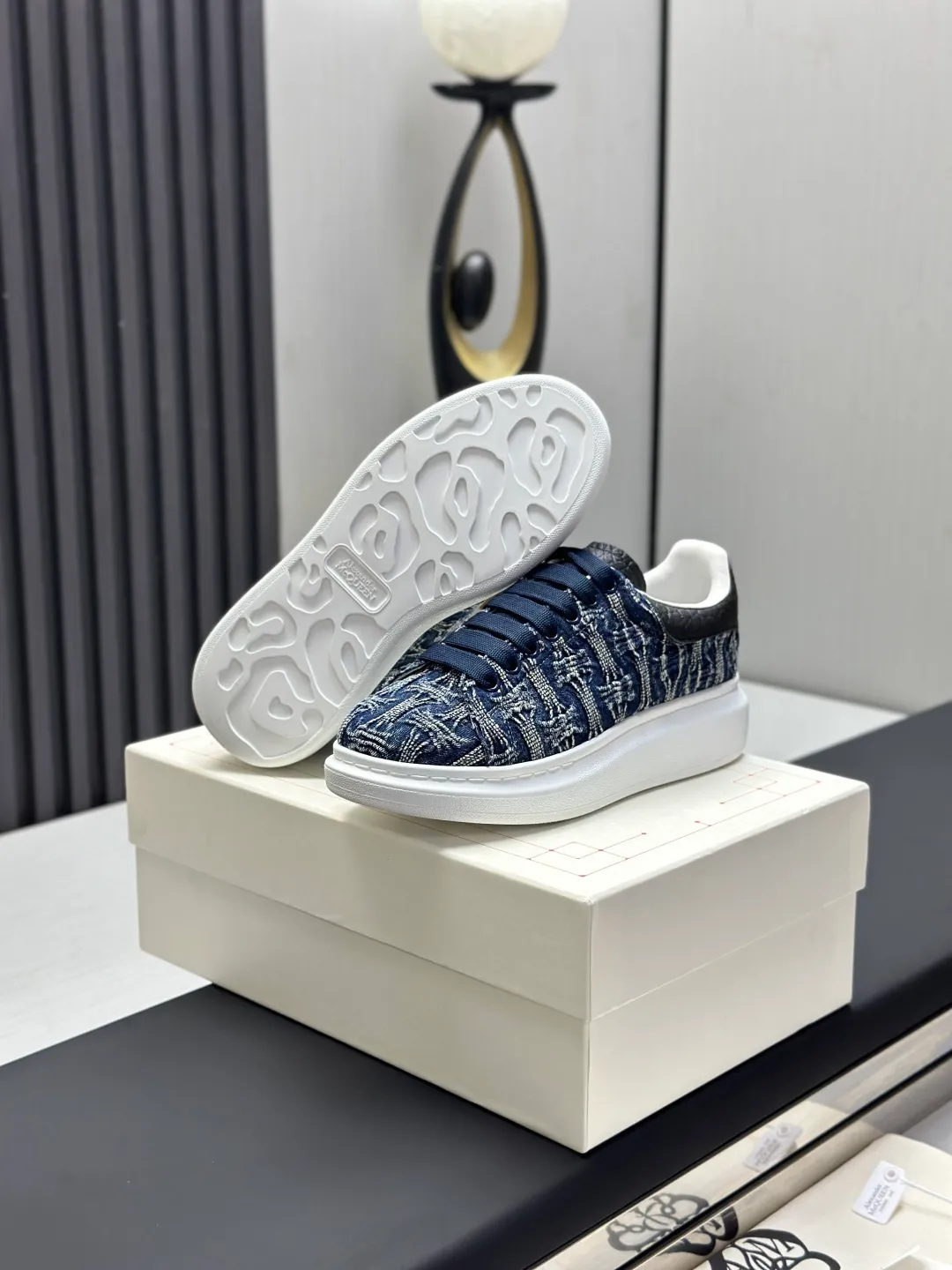 👟👟Ex-factory price 600👟👟 (🥇Top version produced in Dongguan🥇) A new upgrade of the classic McQueen white shoes. This upgrade of McQueen, which has been done for 4 consecutive years, will definitely bring you the most cost-effective ALEXANDER MCQUEEN classic in the market. If you are not confident about the quality of such a classic and world-destroying model, there is really no need to put it on the table🔙.  Purchased original version from HK counter, various demolitions.  All kinds of PKs are welcome💥.  (Anyone who has the original version at the stall is welcome🆚) The thick sole perfectly increases the elongated visual effect. The most perfect proportion of the shoe body is this last shape. The logo font on the rear tail is printed in small fonts. The logo on the foot is made of genuine leather with air-pressed colorless process. We will always update the color with the counter. 🔘Upper: genuine customized environmentally friendly full-grain cowhide 🔘Inner lining: imported mixed sheepskin (the genuine product is also sheepskin, not the cheap cowhide on the market) 🔘Sole: Exclusive molded TPU➕rubber injection molded layered outsole, (purple tail, pink tail, red tail, burgundy tail, rose gold tail sequin series, Velcro men's model needs to be customized, non-returnable) 🔘Code number 34-44 (women's size 34.40 is custom-made).